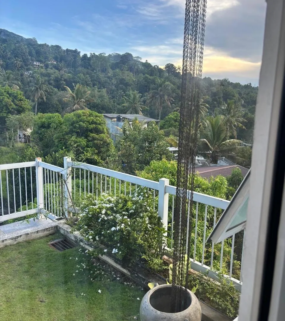 Genuine Resort كاندي فندق